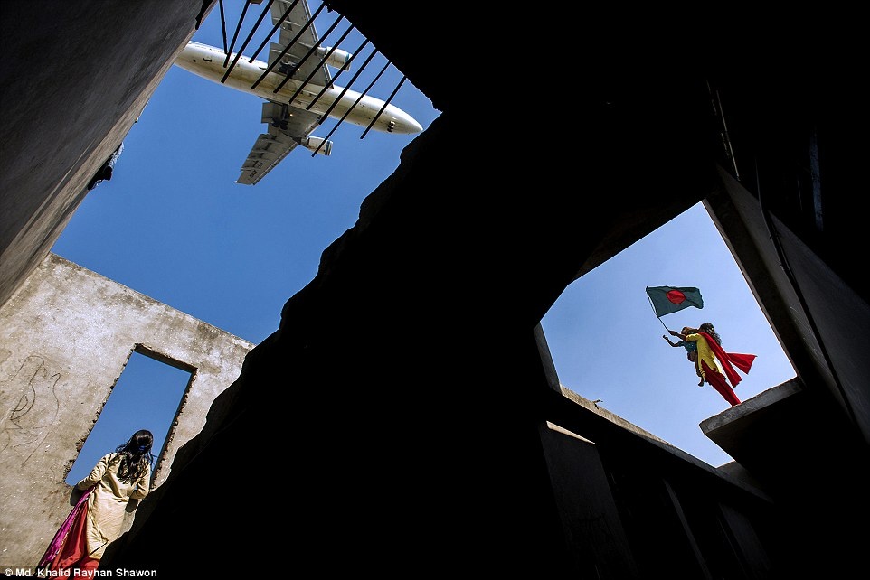 Kỷ niệm chiến thắng của tác giả Khalid Rayhan Shawon giành giải hiệu ứng hình ảnh. Một đứa trẻ ở tòa nhà đang xây dở gần sân bay quốc tế Dhaka thích thú ngắm máy bay hạ cánh, còn một bé khác đang phất cờ kỷ niệm ngày chiến thắng 16/12 của Bangladesh. 