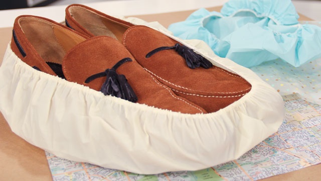 Mũ chụp tóc là vật dụng hữu ích cho đôi giày của bạn. Ảnh: cbc.