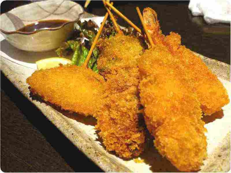 3. Kushikatsu: Đây là loại đồ nướng xiên gồm thịt và rau quả của vùng Kansai. Nhà hàng Kushinobo ở trong ga Kyoto, trên tầng thượng khu mua sắm Isetan có phục vụ set ăn kushikatsu vào buổi trưa. Món nướng xiên này được gọi là konnyaku, chỉ nướng khi có yêu cầu, gồm ớt shishito nhồi gà băm, hành, trứng cút, bí đỏ… Món ăn này được ăn kèm cơm, súp miso và trà. Ảnh: youinjapan.