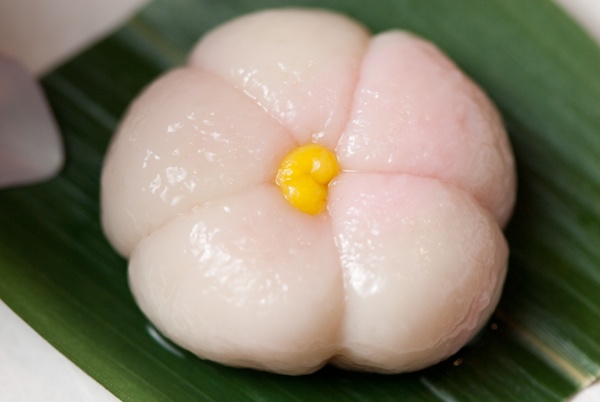 5. Nama-fu: Cũng giống như đậu phụ, làm nama-fu cần rất nhiều nước sạch. Món ăn này thường có hình lá phong và hoa anh đào, thường được dùng trang trí trong bữa ăn. Món này được làm từ bột mì trộn lẫn bột gạo, dai và hầu như không có vị, nhưng khi kết hợp với các loại rau và gia vị khác thì rất ngon. Các thực khách ăn chay có thể ăn nama-fu vừng đen thay vì thịt gà hay thịt heo. Ảnh: starchefs.