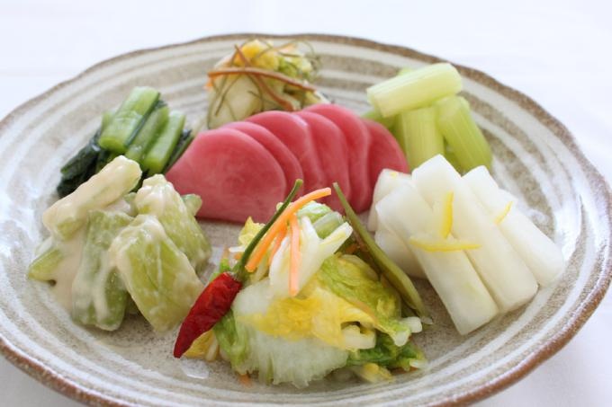 8. Dưa muối Tsukemono: Được làm từ củ cải trắng, củ đậu, cải thảo cùng cám gạo lên men, món ăn này rất phổ biến ở chợ Nishiki. Khách hàng có thể ngửi thấy mùi dưa trước khi nhìn thấy nó. Món dưa này rất ngon miệng dù hình thức không được bắt mắt cho lắm. Người bán hàng thường để khách nếm thử các loại trước khi mua. Ảnh: touristnote.