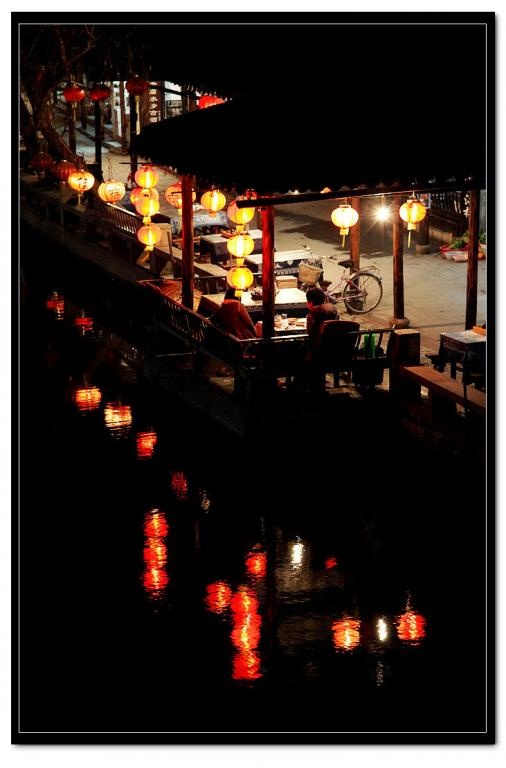 Trong không gian yên bình của Châu Trang, bạn có cảm giác như mọi vướng bận của cuộc sống được gác lại, nơi đây chỉ có cuộc sống yên ả của những gia đình từ ngõ này liền sang ngõ khác,  không hề có sự vội vã, tất bật, bon chen. Ảnh: Baike