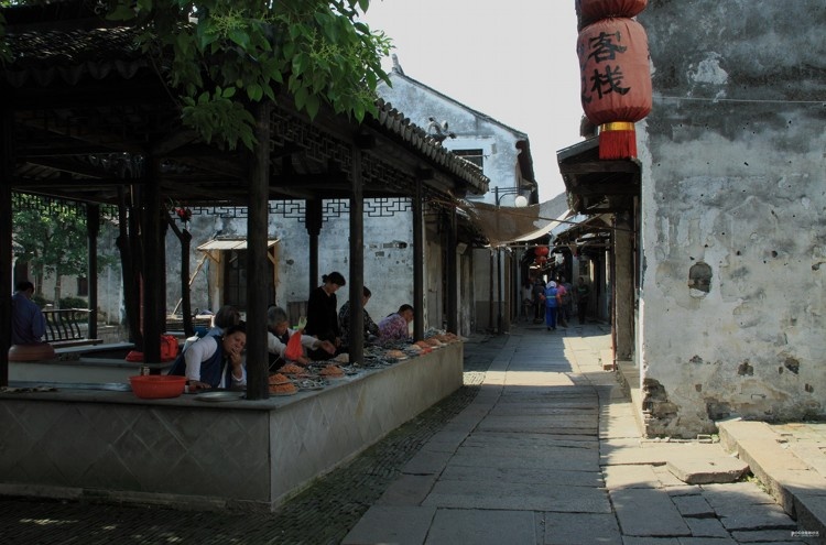 Ở Châu Trang, việc quảng bá du lịch không hề tách rời hơi thở cuộc sống thường nhật. Có thể mục đích cuối cùng của du khách không phải là Châu Trang, nhưng trên đường đi qua, vẻ thanh bình nơi đây lại níu chân du khách. Ảnh: Baike