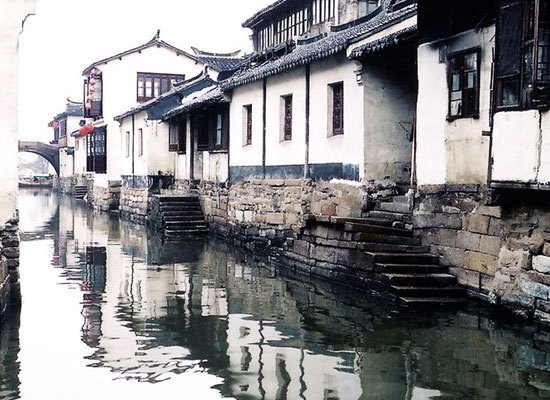  Không xa hoa, tráng lệ, Châu Trang với vẻ bình dị, mộc mạc của mình là sức quyến rũ với du khách xa gần. Lúc này, thị trấn cổ càng thêm hấp dẫn khi sắc thu và hồn thu đang độ viên mãn, đằm thắm nhất. Ảnh: Chinanews