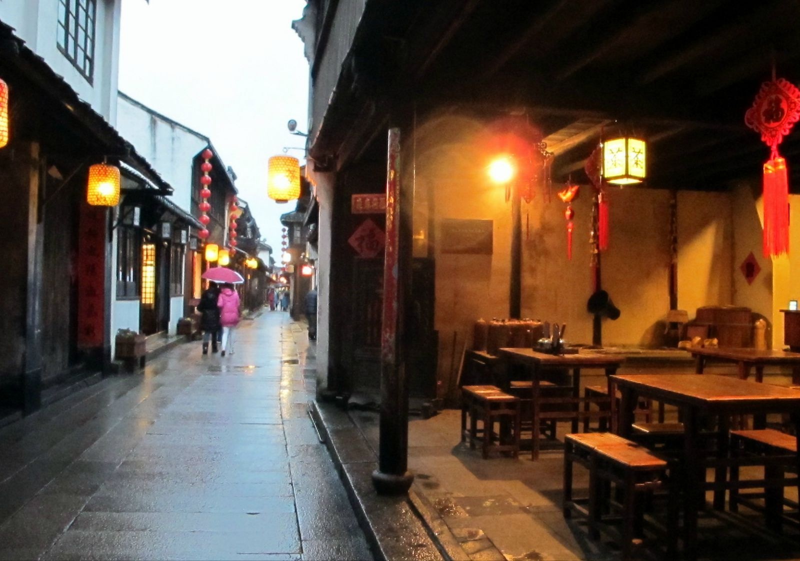 Ve dep binh di cua thi tran co Chau Trang hinh anh