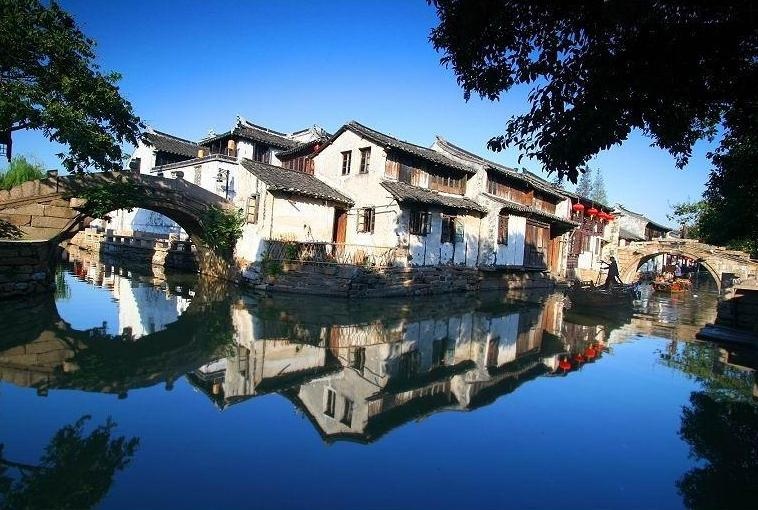 Châu Trang còn đẹp bởi những cây cầu đá nhỏ cong cong bắc ngang dòng kênh, là những ngôi nhà cổ rêu phong tường trắng, là những con thuyền gỗ đi lại trên mặt kênh vọng lên tiếng hát trong trẻo của cô gái chèo thuyền ... Ảnh: Sina