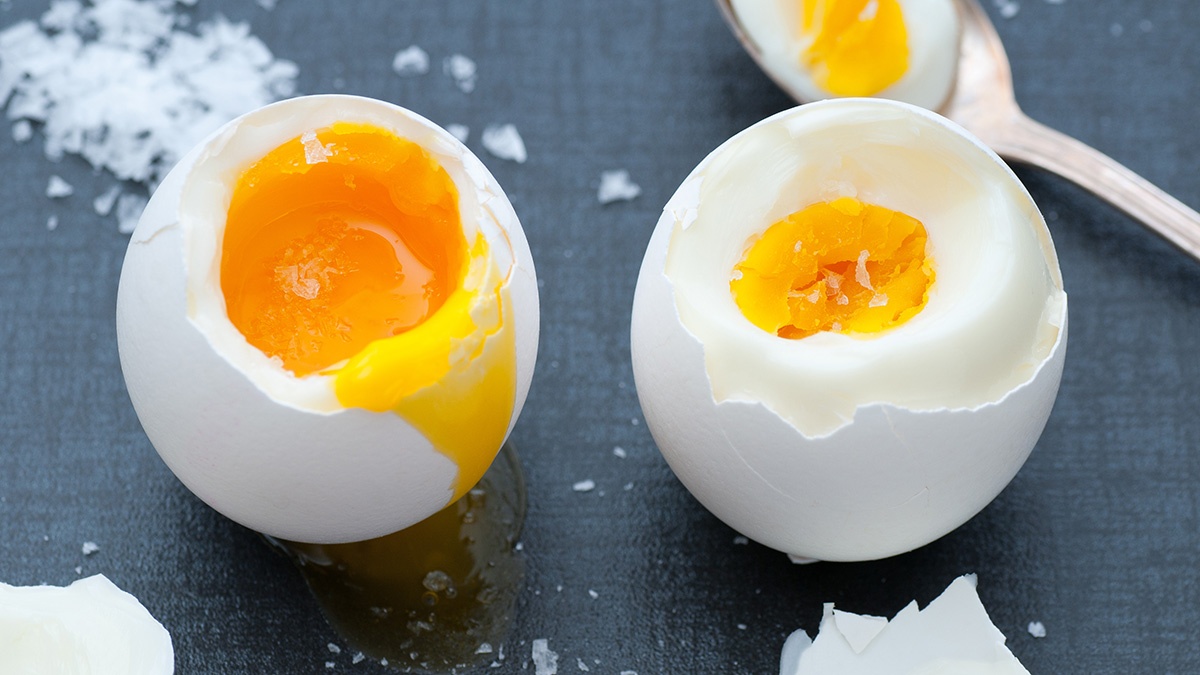 Luộc trứng bằng lò vi sóng - Ảnh: Lifehacker