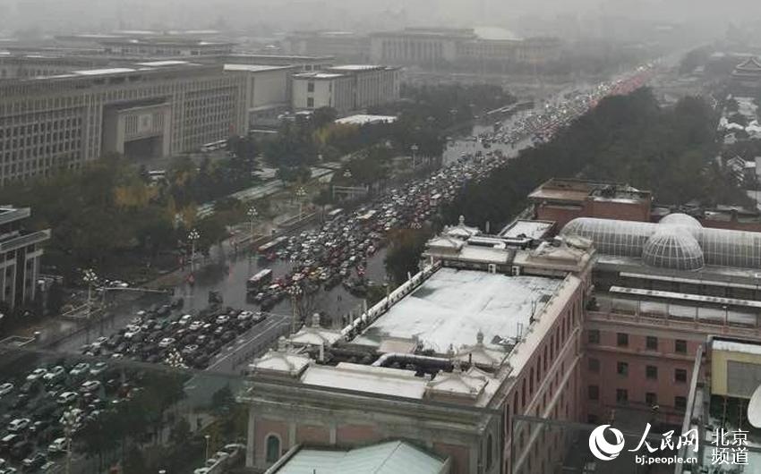 Vào trưa ngày 5/11, những cơn mưa kèm tuyết đã rơi xuống ở khu vực huyện Diên Khánh, Mật Vân, Hoài Nhu, Bình Cốc thuộc Bắc Kinh. Ảnh: People.cn