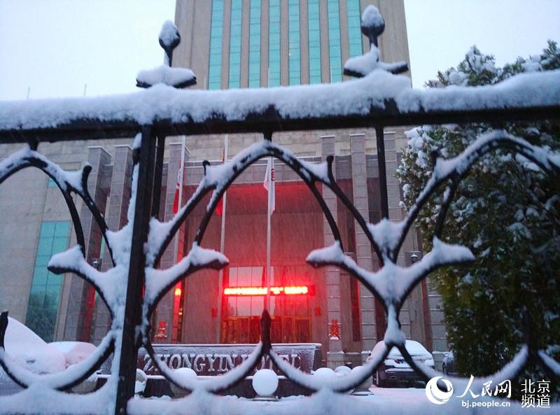 Theo báo cáo của Cục khí tượng thủy văn, thời gian tuyết rơi hàng năm tại Bắc Kinh thường vào ngày 29/11, nhưng mỗi năm đều có thay đổi. Gần đây, năm tuyết rơi sớm nhất là vào 1/11/2009, mùa đông tuyết rơi muộn nhất là ngày 10/02/2011. Ảnh: People.cn