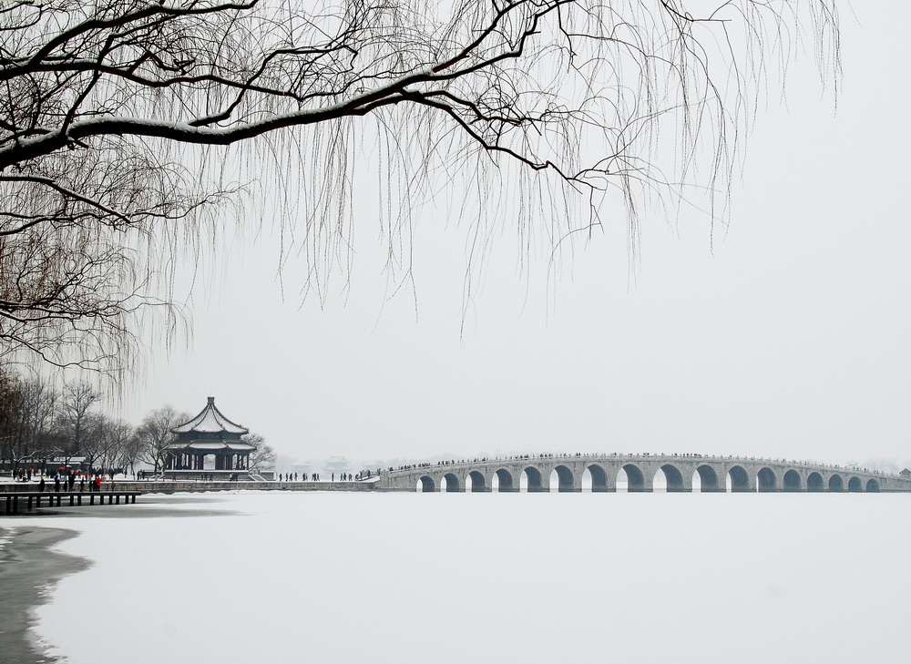 Bạn cũng có thể tới Di Hòa Viên để ngắm nhìn Vạn Thọ Sơn phủ đầy tuyết, hồ Côn Minh đóng thành những lớp băng dầy... Ảnh: Sina
