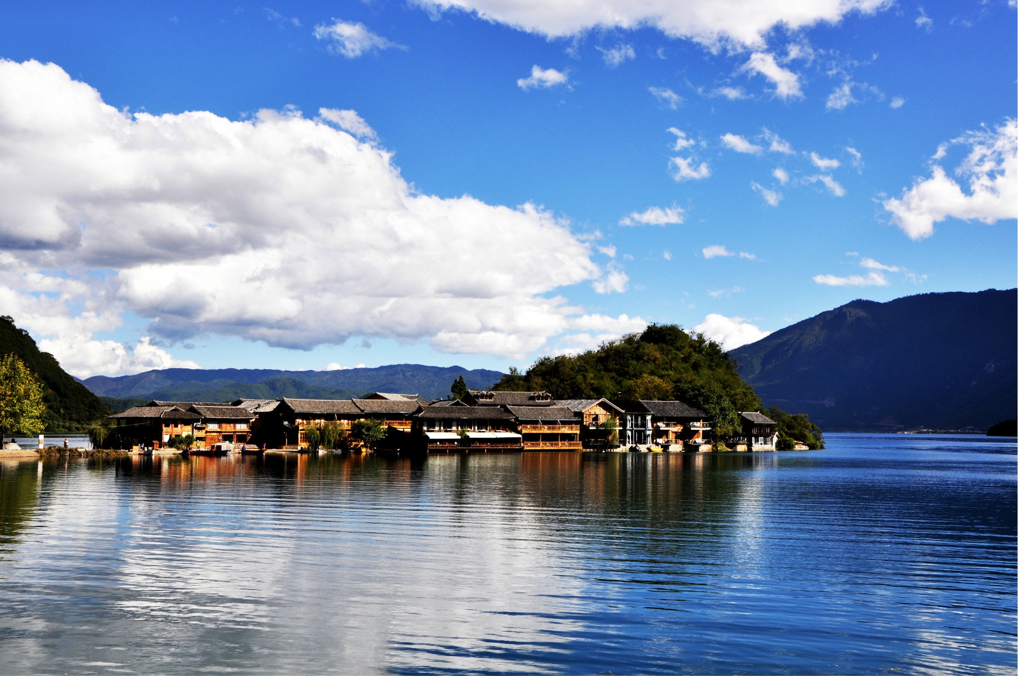 Hồ Lugu có diện tích 50,8 km nằm trên cao nguyên Minh Châu , nằm giữa hai huyện Ninh Lang, tỉnh Vân Nam và Diêm Xuyên, tỉnh Tứ Xuyên. Lugu được xem là một trong những hồ nước đẹp nhất miền Tây Nam Trung Quốc, với những đỉnh núi quanh năm đắm chìm trong mây. Ảnh: Mafengwo