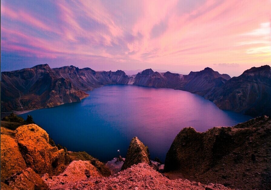 Núi Changbai ở Cát Lâm. Điểm nhấn đặc biệt của địa danh này là hồ Tianchi nằm trên đỉnh núi vốn là miệng núi lửa chết. Ảnh: Baike