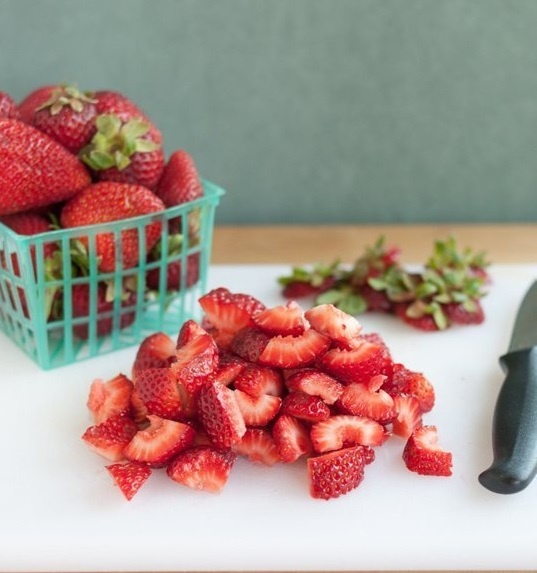 Làm kem sorbet dâu tây. Ảnh: Thekitchn