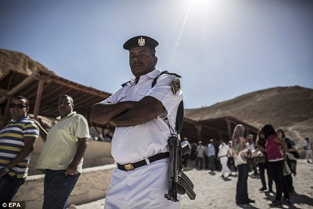 Lực lượng cảnh sát Ai Cập cũng được bố trí đứng canh tại khu vực này khi các lăng mộ được mở cửa đón khách du lịch.