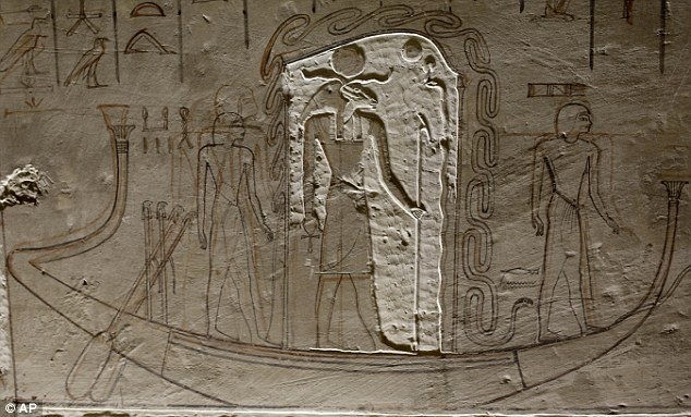 Bức tường bên trong lăng mộ Amenhotep được trạm khắc bằng tay, mô tả một lễ hội lớn ở Ai Cập.