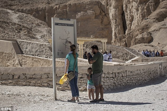 Du khách háo hức, mong chờ và hy vọng các lăng mộ được mở ra để khám phá thêm về đất nước của kim tự tháp và lăng mộ pharaoh này.