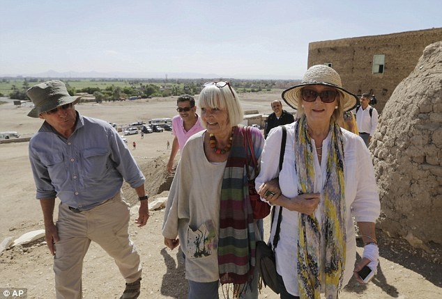 Du khách đến từ Anh cũng vô cùng hứng thú khi tham quan các công trình cổ đại mới được mở ra.