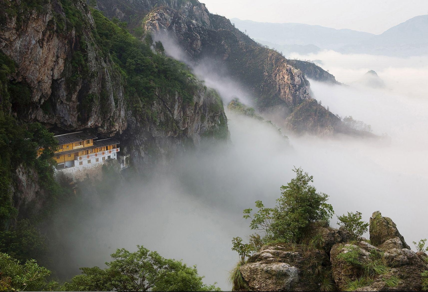 Đến với Yandang, bạn có dịp chìm đắm trong vẻ đẹp kỳ thú của thiên nhiên, với đá dựng đứng và tháp nhọn, suối nước trong vắt, với những thác nước và hang động.... Ảnh: Baike