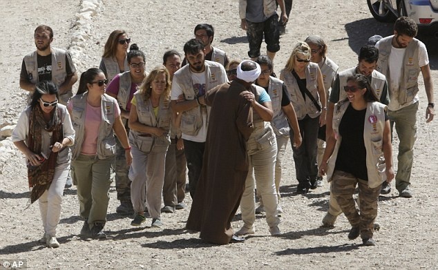 Các đoàn khách tới thăm quan Lăng mộ của các Pharaoh ở Luxor được hướng dẫn bởi các hướng dẫn viên người Ai Cập.