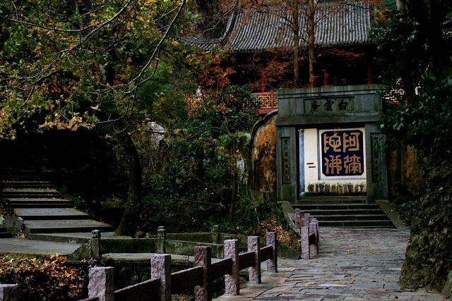 Trong khu vực này còn có rất nhiều ngôi đền, miếu lâu đời được xây dựng bên trong các hang động. Ảnh: Sina