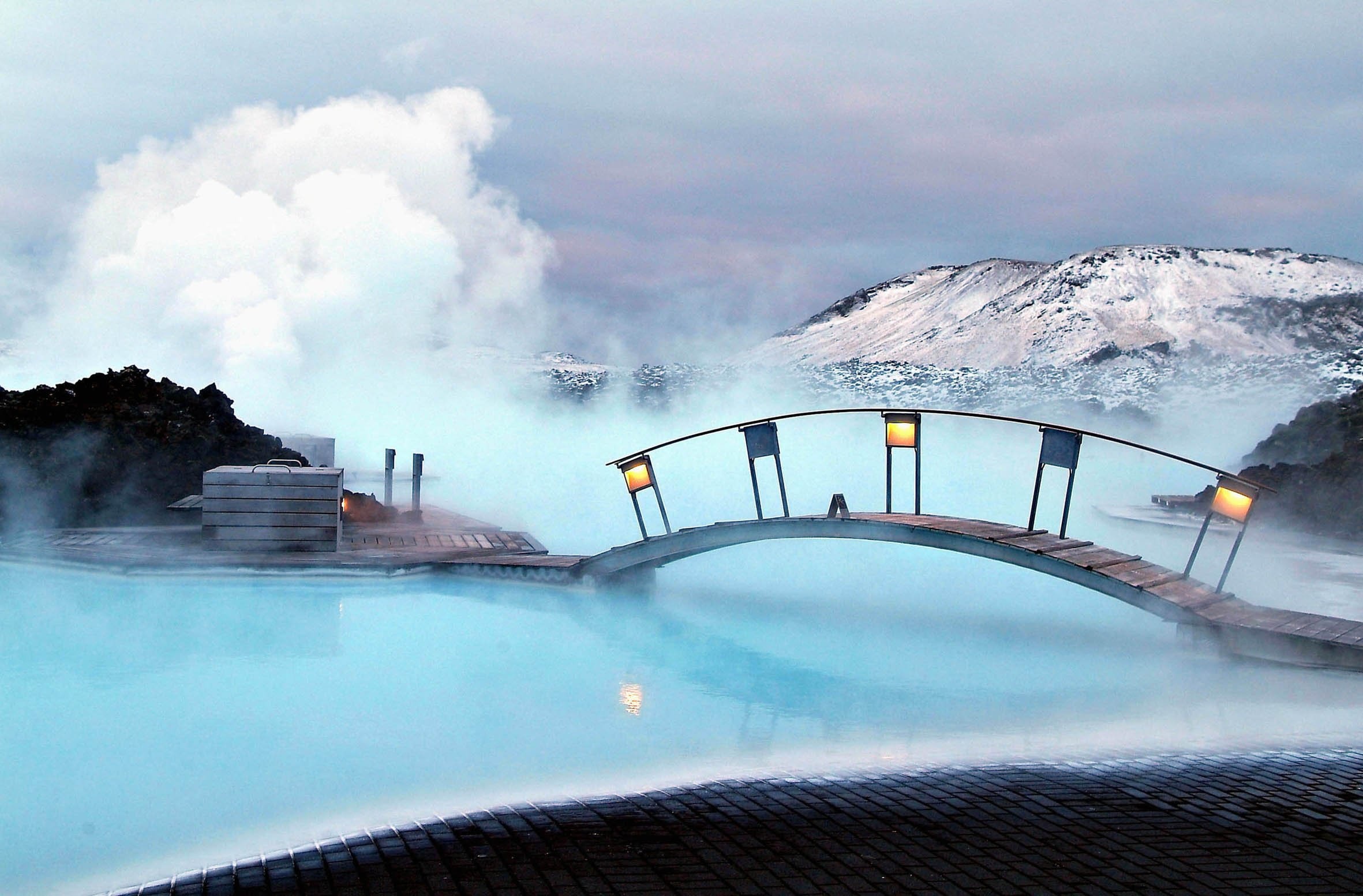 Blue Lagoon, Iceland là đầm nước nóng có diện tích lớn, nằm gần biển, lượng chất khoáng lớn. Tên của hồ được đặt theo màu của nước; vào mùa hè, nước từ xanh dương chuyển sang xanh lá cây. Hơi nước từ hồ bốc lên có thể nhìn thấy từ rất xa. Nhiệt độ nước trung bình là 38 độ C.