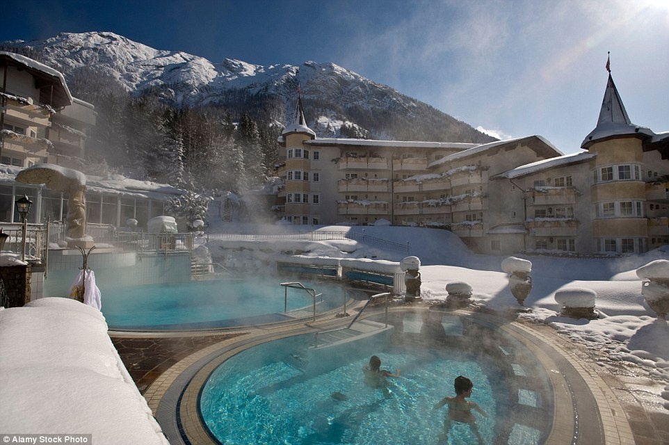 Bể bơi nước nóng Posthotel ở  Áo nằm giữa khung cảnh thiên nhiên hùng vĩ của núi Karwendel và Rofan. Đây là địa điểm lý tưởng để thư giãn và tận hưởng cảm giác yên bình.