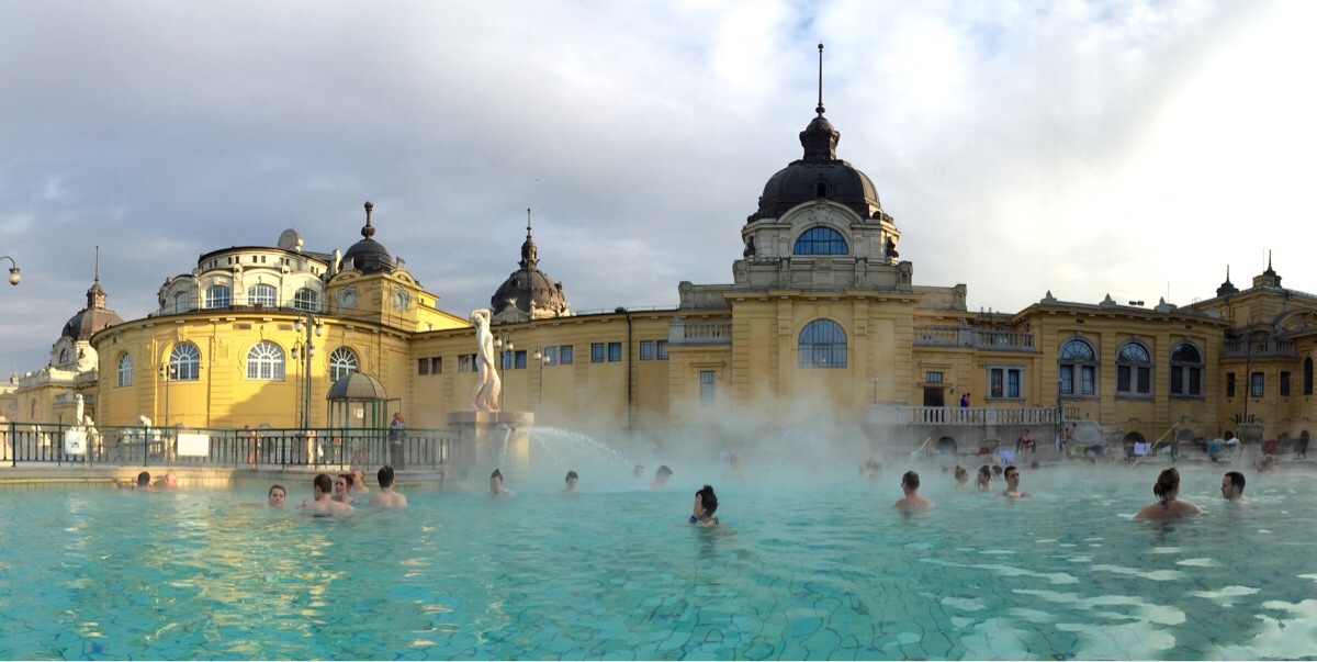 Thành phố Budapest, Hungary không chỉ nổi tiếng với những công trình kiến trúc cổ kính, lãng mạn, mà còn có những bể tắm nước nóng lý tưởng để vừa ngâm mình tận hưởng vừa có thể chơi cờ, giải trí.