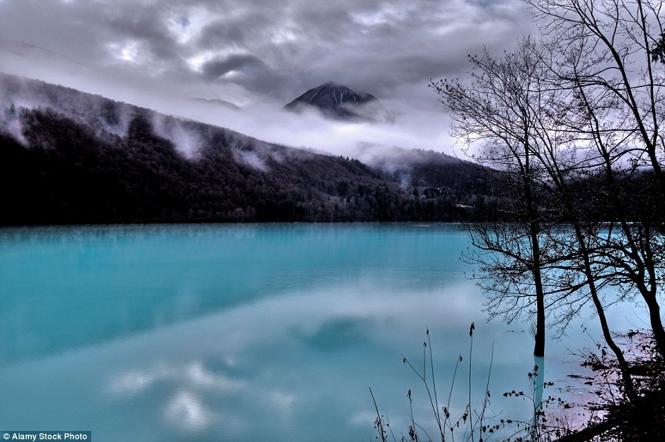 Hồ Barcis ở Ý là hồ nhân tạo, gần khu Bảo tồn thiên nhiên Forra del Cellina. Ngoài là địa điểm lý tưởng để ngâm mình tận hưởng, nơi đây rất thích hợp cho các môn thể thao như chèo thuyền kayak, lặn hồ khám phá thiên nhiên.