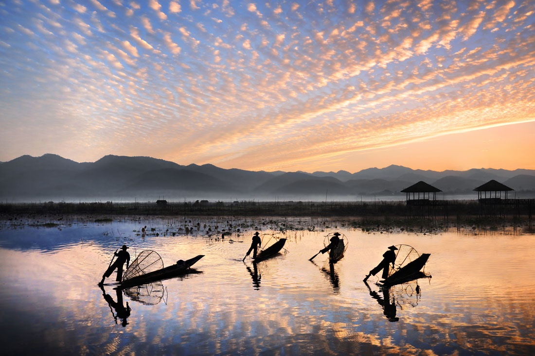 Hình ảnh những ngư dân Myanmar đang đánh cá trên hồ Inle giống như đang trình diễn những màn múa balê điêu luyện. Ảnh: Davidlazarphoto.