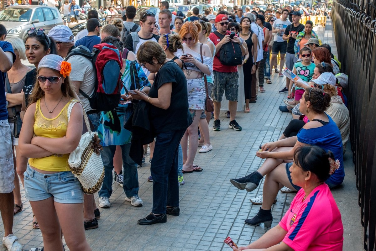 Khách du lịch Tây Ban Nha tới đây cần chi <abbr class=