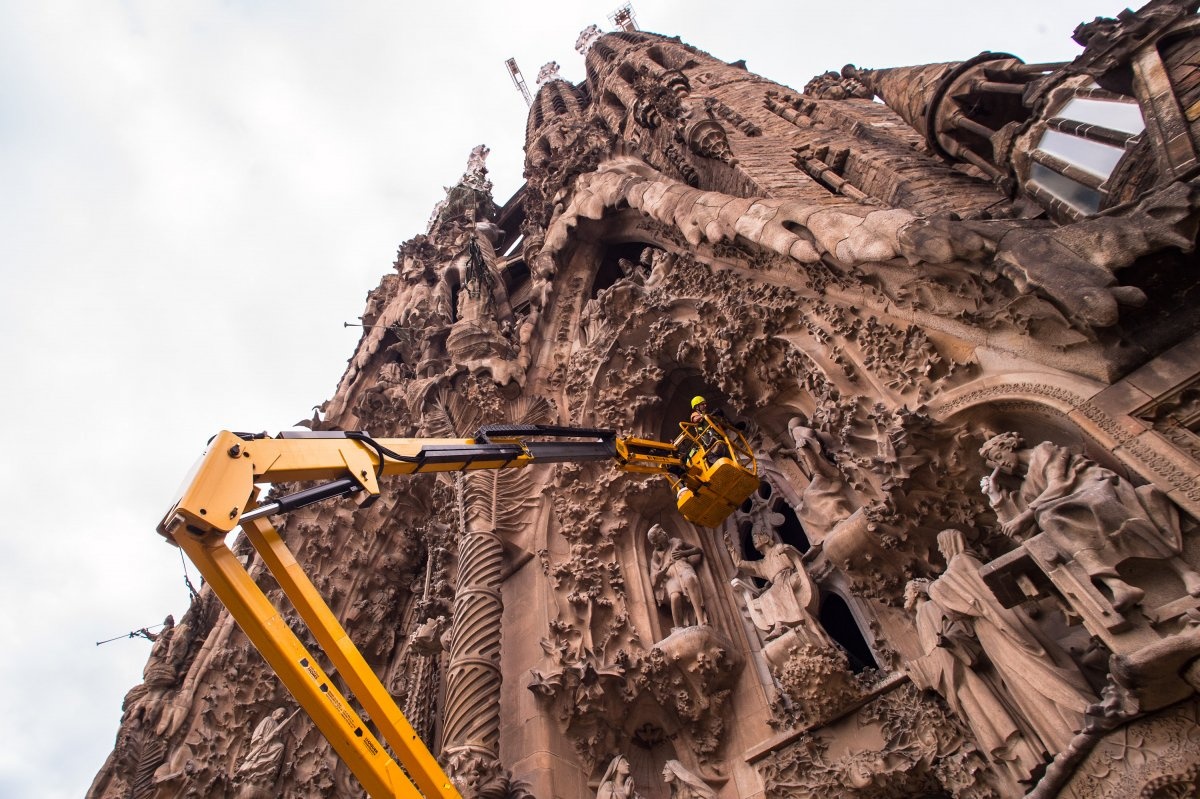 Các chi tiết bên ngoài nhà thờ đang đi vào giai đoạn hoàn thành. Ảnh: David Ramos/Getty Images.