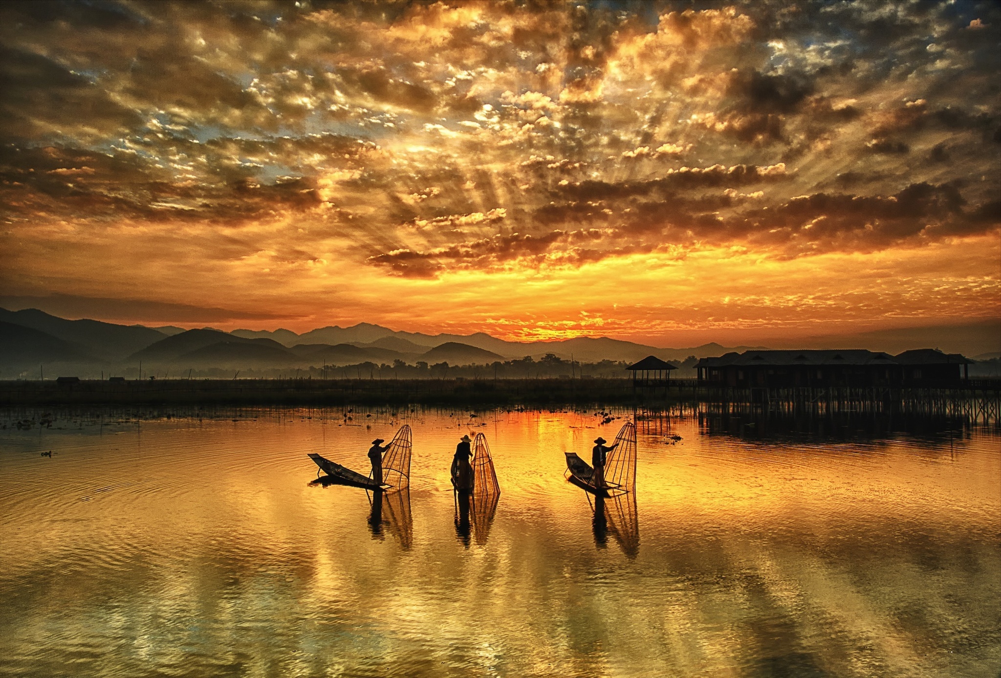 Một hình ảnh đất nước Myanmar huyền ảo, cùng những con người thân thiện sẽ mang đến cho du khách những trải nghiệm mới mẻ, khó quên. Ảnh: Hamni Iuni/ 500px.