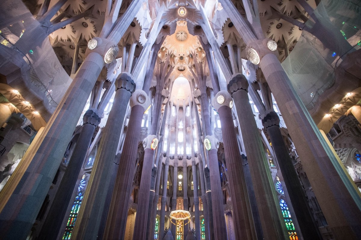 Thánh Đường Sagrada Familia, do kiến trúc sư người Tây Ban Nha - Antoni Guadí thiết kế theo phong cách Tân Gothic, là nhà thờ công giáo có kiến trúc ấn tượng, lạ lùng nhất thế giới. Ảnh: David Ramos/Getty Images.