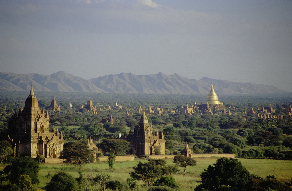 Vùng đất Di sản Thế giới Bagan bao gồm hơn 2000 ngôi đền chùa, tu viện, bảo tháp được xây dựng từ thế kỷ 19. Đến đây, ta như lạc vào quá khứ, nơi nhịp sống như ngưng lại. Ảnh: Wikimedia Commons.