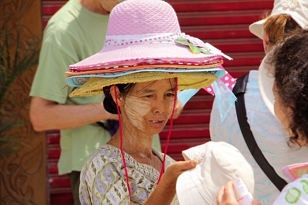 Người Miến Điện rất thân thiện, từ những người bán hàng rong cho tới người bán đồ ở chợ đều lịch sự mời chào du khách. Họ coi những đồng tiền du khách trả cho những món hàng đó là những “Đồng tiền vui vẻ”. Ảnh: Dailymail.