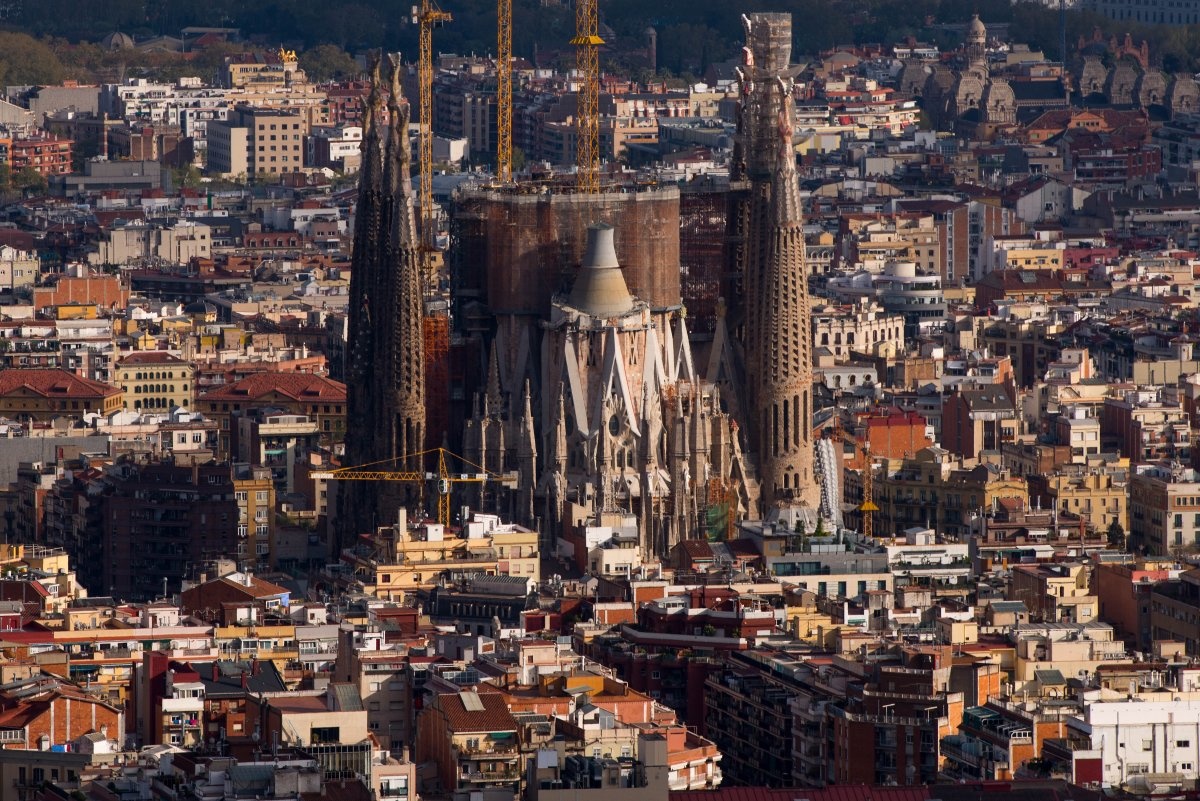 Vương cung Thánh Đường Sagrada Familia nổi bật lên giữa lòng thành phố Barcelona, bao quanh bởi khu dân cư đông đúc. Ảnh: David Ramos/Getty Images.