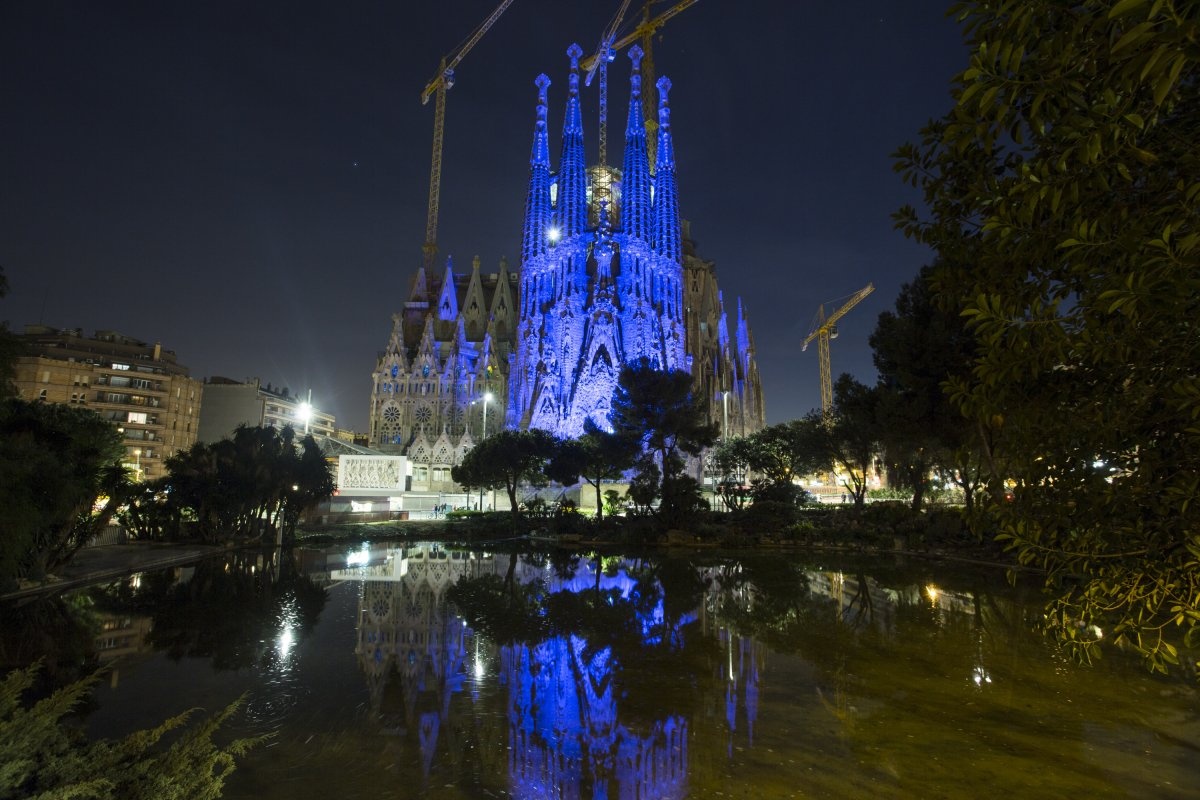Hình ảnh Thánh Đường Sagrada Familia đước chiếu sáng lộng lẫy nhân Ngày Thế giới nhận thức về chứng tự kỷ vào tháng 4 vừa rồi. Ảnh: Xavi Torrent/Getty Images for Autism Speaks.