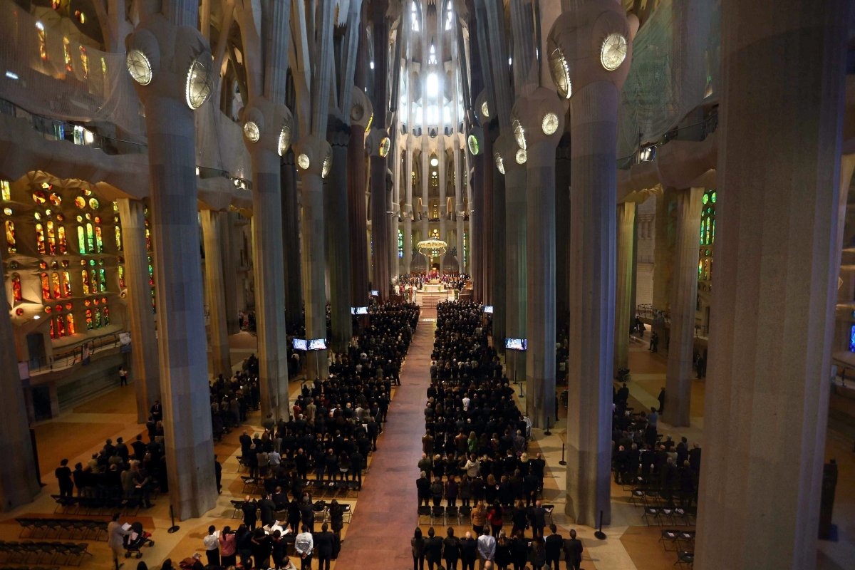 Bên trong nhà thờ là một không gian rộng lớn với nhiều cột trụ vươn cao tạo thành vòm. Ảnh: Toni Albir-Pool/Getty Images.