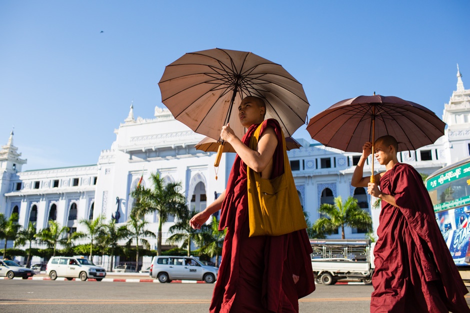 Họ cũng khá bảo thủ với các quy tắc nghiêm ngặt và đôi khi kỳ lạ trong các nghi thức, chẳng hạn như gọi người phục vụ bằng âm thanh một nụ hôn, không bao giờ vỗ đầu của một ai đó, và không chạm vào áo của một nhà sư. Ảnh: Picsofasia.