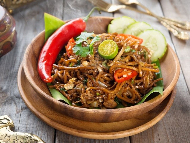 Mee goreng, Malaysia, Indonesia, Singapore: Món mì được làm từ mì trứng dai, xào với tỏi, hành, cải thảo, trứng, cà chua và thịt. Du khách có thể tìm những món mì mee goreng ngon nhất ở warungs (các quán cà phê và nhà hàng bình dân ở Indonesia), hay quầy bán đồ ăn mamak ở Malaysia.