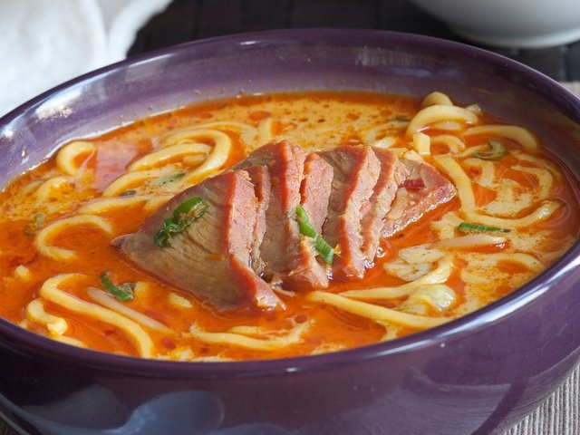 Laksa, Singapore, Malaysia: Món mì có màu cam đậm đặc trưng do có súp cà ri, miến, thường có nước cốt dừa hoặc me, ăn kèm tôm. Món ăn phổ biến ở Malaysia, Indonesia và Singapore.