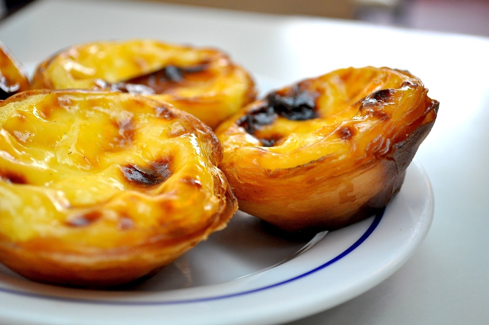 Bánh Pastel De Nata (Bồ Đào Nha): Lisbon là thành phố có món bánh tart trứng với chanh, vani và quế tuyệt vời nhất. Ảnh: Therussianabroad.