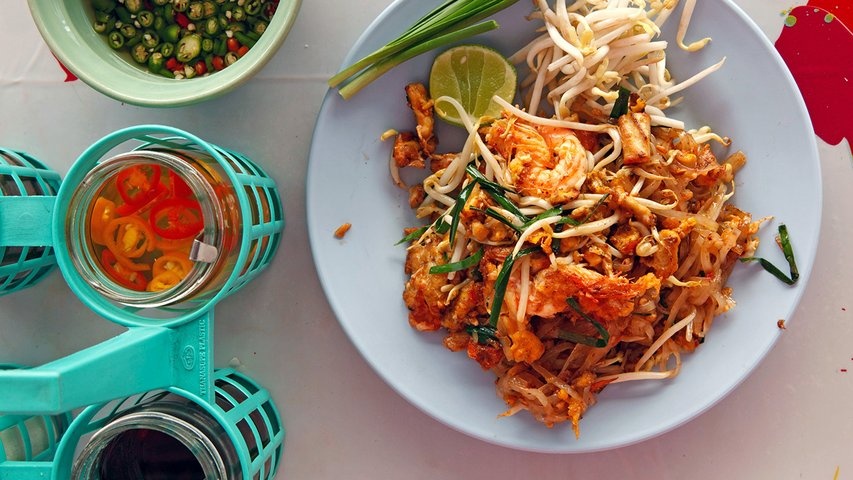 Pad Thai, Thái Lan: Pad Thai dần trở thành món ăn phổ biến trên thế giới, nhưng ngon nhất vẫn là ở các con phố nhộn nhịp tại Bangkok. Món ăn gồm mì xào, trứng, đậu phụ, bột me, nước mắm, đường, tôm khô, tỏi, hành lá, tôm tươi và gà. Ăn kèm còn có chanh tươi, lạc rang, rau mùi, giá đỗ và ớt khô.