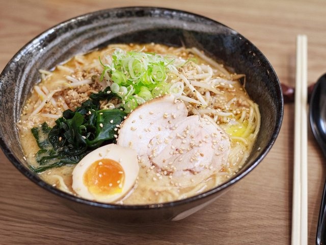 Ramen, Nhật Bản: Có rất nhiều loại ramen như ramen shio (muối), hay ramen shoyu (nước tương). Một trong những nhà hàng nổi tiếng nhất Tokyo là Kagari ở Ginza với món ramen tori-paitan làm từ nước dùng gà sánh và thơm ngon.