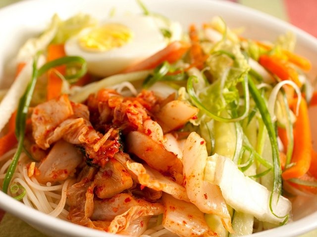 Bibim guksu, Hàn Quốc: Món mì lạnh này rất phổ biến ở xứ sở kim chi. Mì làm từ bột mì được luộc lên rồi xả bằng nước lạnh, sau đó nấu với xốt cay, gochujang, tỏi, dấm, đường, ăn kèm dưa chuột thái lát, dầu mè và trứng luộc. Món ăn có vị chua, cay, ngọt hòa quyện.