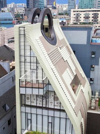 Bảo tàng túi Simone (Hàn Quốc) lưu giữ những chiếc túi do Simone sản xuất từ thế kỷ 15 đến nay. Hơn nữa, tòa nhà bảo tàng cũng được xây dựng theo hình chiếc túi.