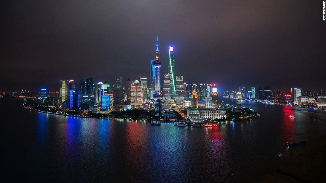 Lujiazui là nơi tập trung nhiều tòa nhà chọc trời nhất Thượng Hải. Vue Bar trên tầng 32 của khách sạn Hyatt on the Bund ở đây là nơi chiêm ngưỡng toàn cảnh thành phố lý tưởng nhất.