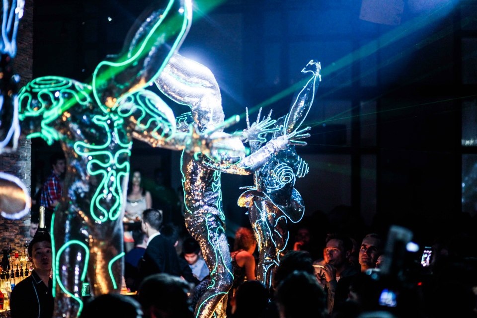 Thượng Hải, thành phố của những bữa tiệc tương lai. M1NT là một trong những câu lạc bộ đêm độc đáo nhất ở Thượng Hải, và là một trong những nơi tiêu thụ sâm panh Dom Perignon nhiều nhất trên thế giới.