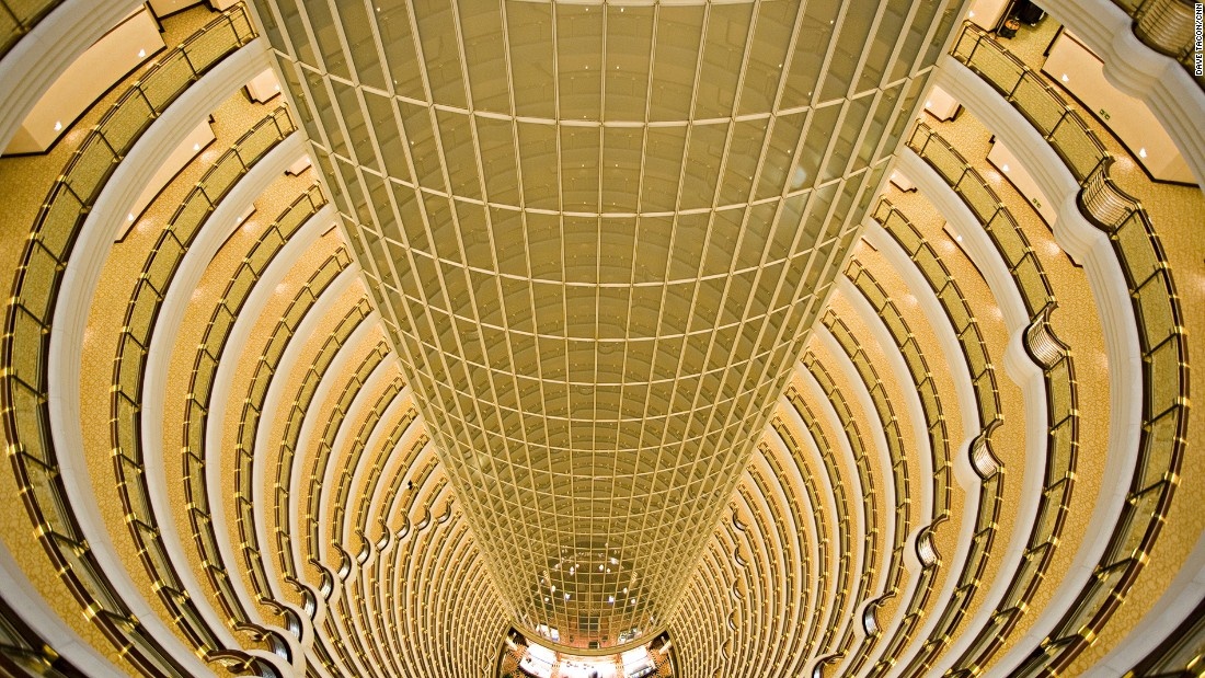 Bên trong sảnh Khách sạn Grand Hyatt Thượng Hải có hình xoắn ốc ấn tượng, nối liền 33 tầng trong Toà tháp Jin Mao cao 88 tầng.