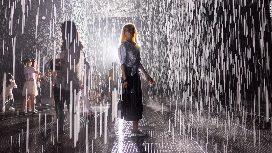 Căn phòng mưa lớn nhất thế giới nằm trong Bảo tàng Yuz ở Thượng Hải. Hình ảnh nước mưa trút xuống hoàn toàn là do công nghệ tạo nên giống như một cơn mưa thật, từ độ ẩm trong không khí cho tới tiếng mưa rơi.